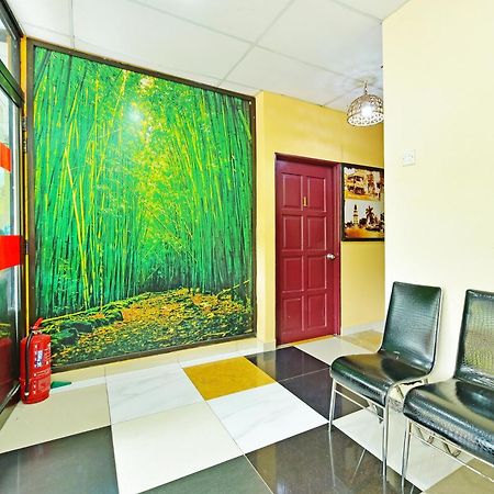 Oyo 873 Bamboo Inn Batu Ferringhi Kültér fotó